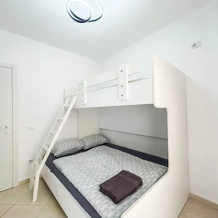 Apartment 2 Bedrooms 1117 *